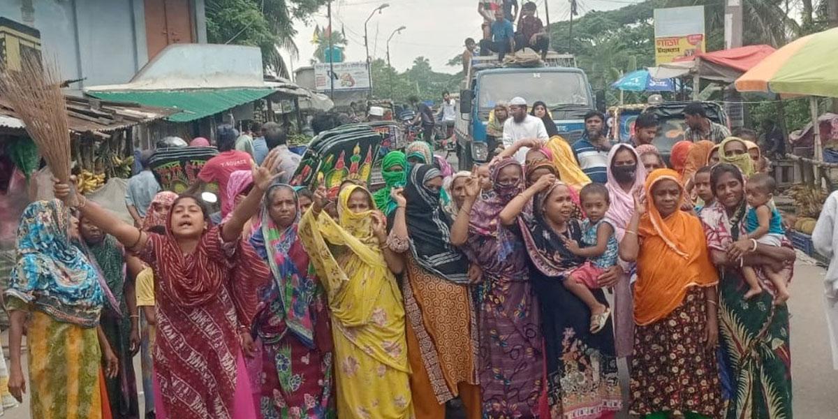 নারী ব্যবসায়ীকে মারধরের অভিযোগে ছাত্রদল নেতার বিরুদ্ধে ঝাড়ু মিছিল